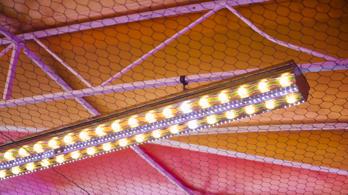 Iluminación valla metálica
