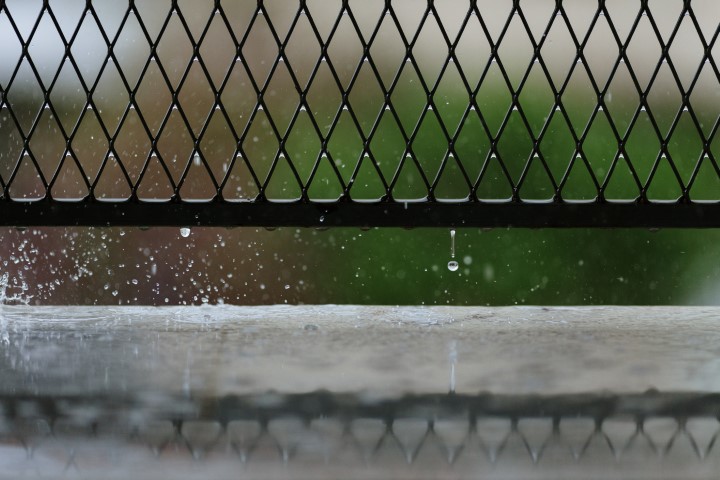 Valla metálica en climas húmedos