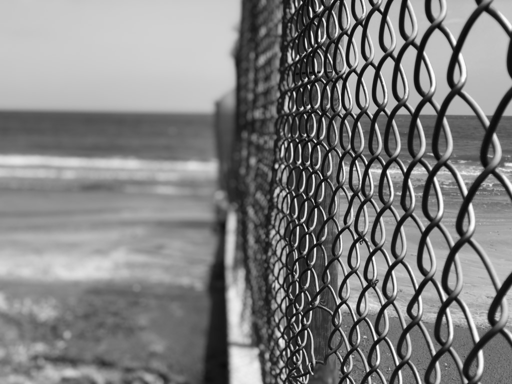 Vallas metálicas para zonas de alta salinidad